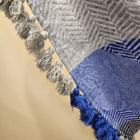 VINCE CAMUTO 2 TONES large Tassel acrylic scarf - Picture 5 of 8